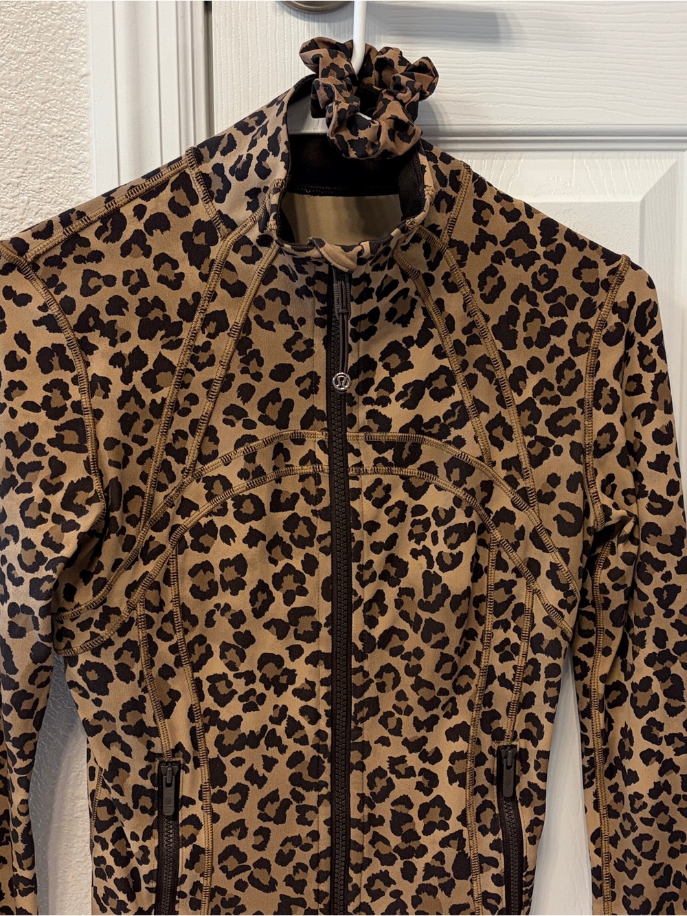 Lululemon Cropped Define Jacket 4 Leopard with matching Scrunchie - Picture 3 of 9